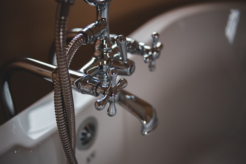 Detaylı banyo armatür ve ahşap yüzey
